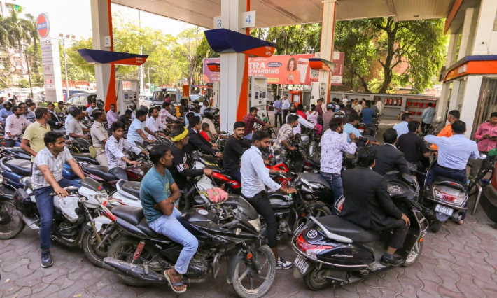 पेट्रोल-डीजल के दामों में 3 रुपए प्रति लीटर की बढ़ोतरी, CNG भी हुई महंगी।