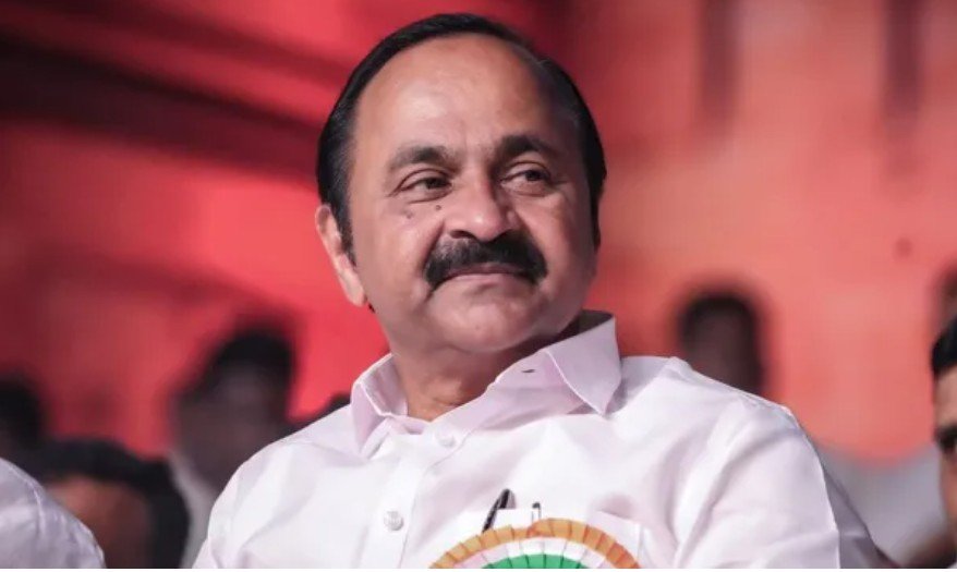 केरल में कांग्रेस सरकार की वापसी: VD Satheesan शन ने मुख्यमंत्री पद की शपथ ली, 20 मंत्रियों ने भी संभाली जिम्मेदार
