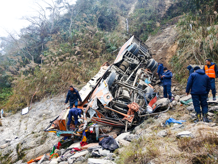 नेपाल में सड़क किनारे खाई में गिरी यात्रियों से भरी बस, आठ की मौत और 16 घायल