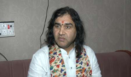 कथावाचक देवकीनंदन ठाकुर ने रात में विवाह की परंपरा पर उठाए सवाल, मंदिरों के लिए ‘सनातन बोर्ड’ बनाने की मांग