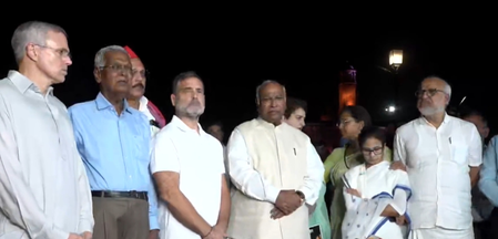 वोट चोरी के सबूत मांगे, विपक्ष राष्ट्रपति से मिला